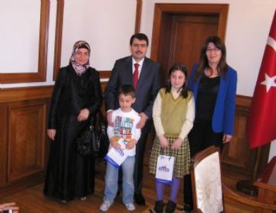 Malatya Valiliği Makamına Oturan Öğrenci, İnternet Kafe Yerine Kitap Kafe Açılmasını İstedi