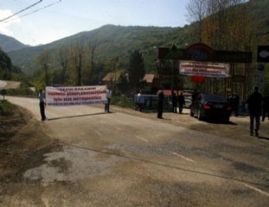 Bakan Bayraktar’ın Arabasının Önünü Kesip Çay İkram Ettiler