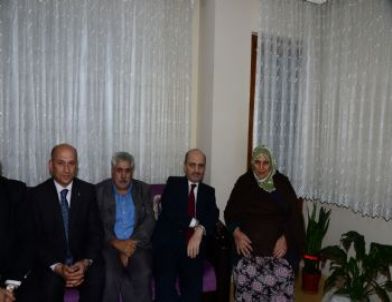 Bakan Erdoğan Bayraktar’dan Şehit Ailesine Ziyaret