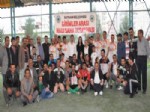 GÜLISTAN AKEL - Belediye Futbol Turnuvasında Temizlikçiler Sildi Süpürdü