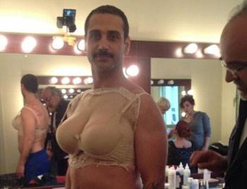 Doğuş Ebru Gündeş oldu! Silikon bile taktılar...