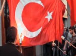 Erivan'da Türk bayrakları yakıldı