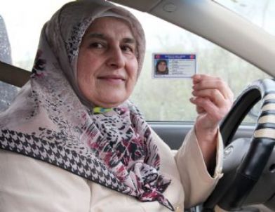 Eşinden Miras Kalan Otoyu Kullanabilmek İçin Ehliyet Aldı