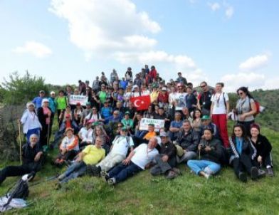 Karşıyakalı Dağcılar, Dikili Nebiler Şelalesi'ne Doğa Yürüyüşü Gerçekleştirdi