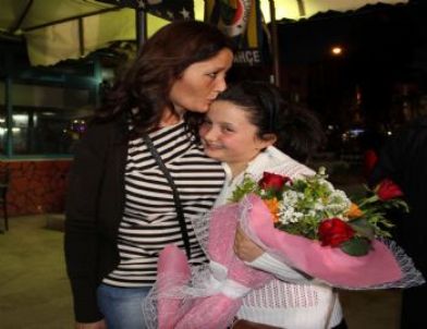 Küçük Başbakan Mersin’de Çiçeklerle Karşılandı