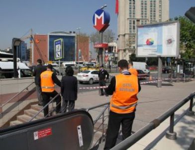 Metro Girişinde Şüpheli Çanta Paniği