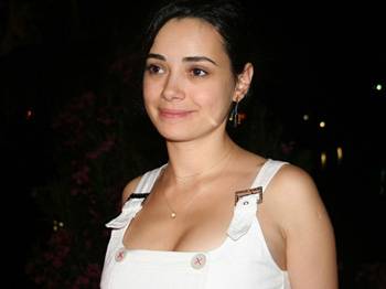 Özgü Namal'a ödül şoku