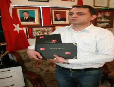 Şehitlerin Anısını Dükkânında Yaşatıyor