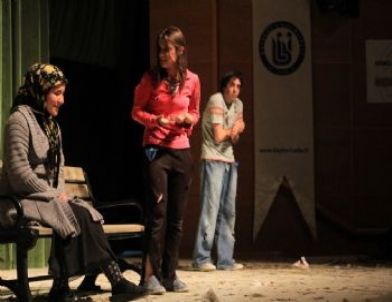 Bayburt Üniversitesi Öğrencileri, Sokak Çocuklarına Dikkat Çeken Tiyatro Sahneledi