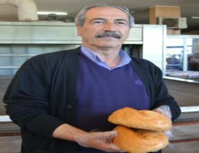 'Bir Ekmek De Sizden Olsun' Deyip Suriyelilere Her Gün 2 Bin Ekmek Dağıtıyor