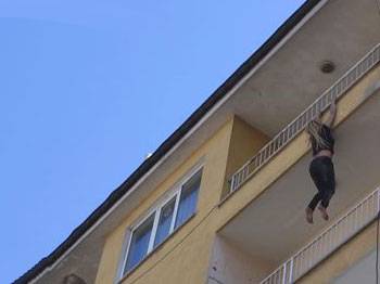 Göz göre göre 5. kattan böyle düştü