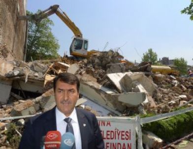 Kent Meydanı'nda Yıkımlar Başladı