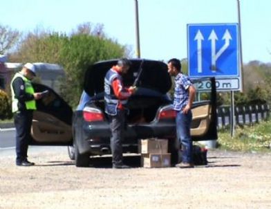 Uşak'ta Esrar, Kaçak Sigara ve Çay Ele Geçirildi