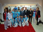 YETİŞTİRME YURDU - Kız Yetiştirme Yurdu Voleybol Takımı Kilis Valisi'ni Ziyaret Etti