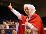 Başörtülü Şampiyon Kıza 'yılın Sporcusu' Ödülü
