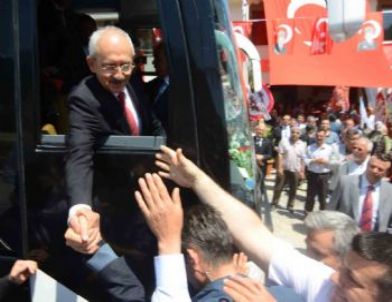 Düğünlerini Bırakıp Kılıçdaroğlu’nu Karşıladılar