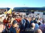 TAKIM OTOBÜSÜ - Galatasaray’a Gaziantep’te Meşale Köprülü Karşılama