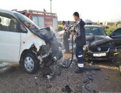 Manisa’da İki Araç Kafa Kafaya Çarpıştı: 5 Yaralı