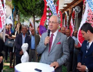 Vali Daşöz, Salihli’de İşyeri Açılışına Katıldı