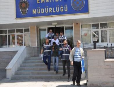 Hırsızlar Akaryakıt Yüklü Tankeri Çaldı