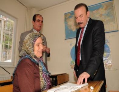 Doğan, İzmek Kursiyerlerini Ziyaret Etti