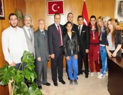 FÜ Bilek Güreşi Bayan Takımından Rektör Prof. Dr. Demirdağ’a Ziyaret