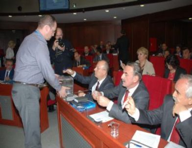 İzmit Meclisinde Faaliyet Raporu Onaylandı