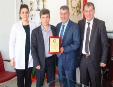 Sağlık-sen’den Başhekim Erişmiş’e Plaket