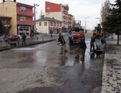 Sarıkamış’ta İtfaiye Ekipleri Yolları Yıkadı