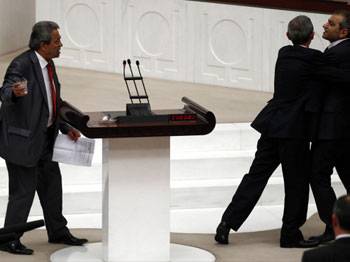 Kamer Genç yine ortalığı karıştırdı