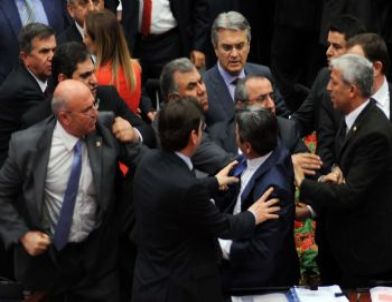 Tbmm’de Kamer Genç Gerginliği
