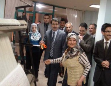 Vali Vasip Şahin Halıcılık Kursunu Ziyaret Etti