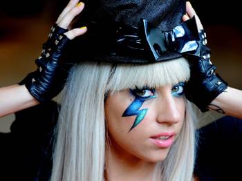 Lady Gaga 1 Milyon Doları Elinin Tersiyle İtti!