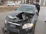 SÜRÜCÜ KURSU - Otomobil Sürücü Kursu Aracına Çarptı: 2 Yaralı