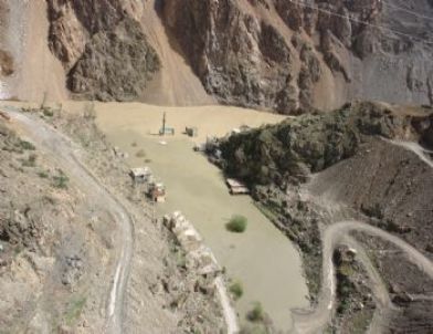 Deriner Barajı Yerleşim Alanlarını Sular Altında Bırakmaya Devam Ediyor