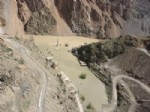 DERİNER BARAJI - Deriner Barajı Yerleşim Alanlarını Sular Altında Bırakmaya Devam Ediyor