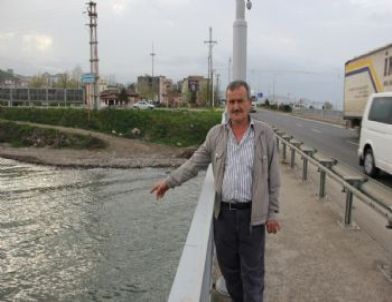 Her Gün Deniz Kenarında Oğluna Ait Bir Parça Arıyor