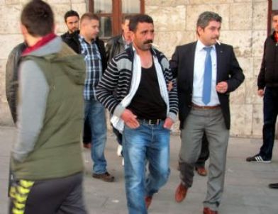 Sivas’ta Valilik Binası Önünde İntihar Girişimi