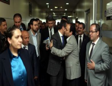 Başkan Baydemir, Bakan Kılıç'ı Havaalanında Karşıladı