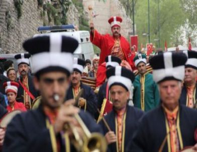 Bursa Caddelerinde Fetih Coşkusu