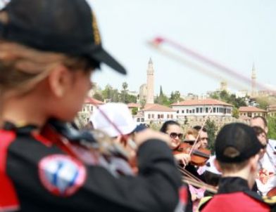 Çocuk Yunuslardan, Teknede Keman Konseri