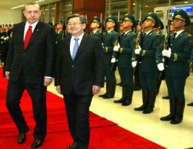 Başbakan Erdoğan, Kırgızistan'da Resmi Törenle Karşılandı