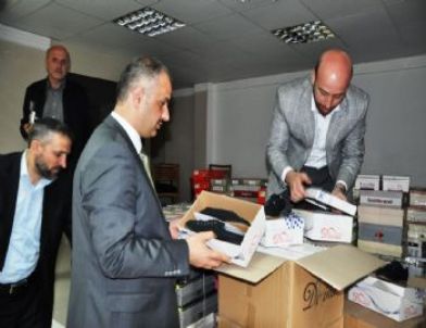 Çevre ve Şehircilik Bakanı Erdoğan Bayraktar, Of'taki Lise Öğrencilerine Ayakkabı Gönderdi