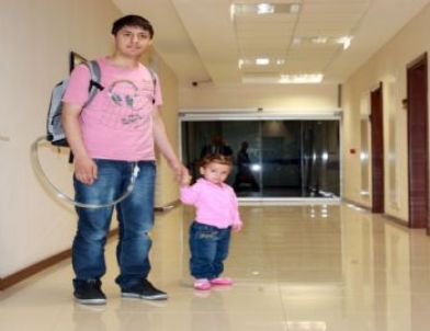 Kalp Nakledilen Melek Taburcu Olduktan Sonra İlk Kez Çimlerde Yürüdü