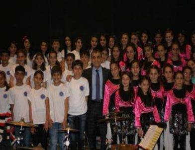 Polisin 'taş Atan' Çocuklardan Kurduğu Koro, 4 Dilde Barışı Seslendiriyor