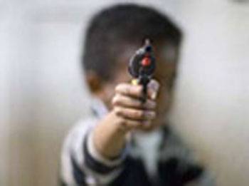 5 yaşındaki çocuk kız kardeşini vurdu