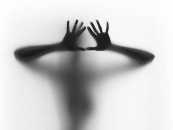 Arkadaşı ile birlikte eski eşine tecavüz etti