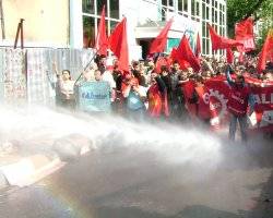 Polis, 1 Mayıs'ı Taksim'de kutlamak isteyenlere müdahale etti