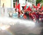 Polis, 1 Mayıs'ı Taksim'de kutlamak isteyenlere müdahale etti