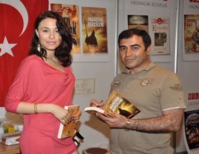 Güzel Manken Elif Korkmaz, İzmir Kitap Fuarı'nı Ziyaret Etti